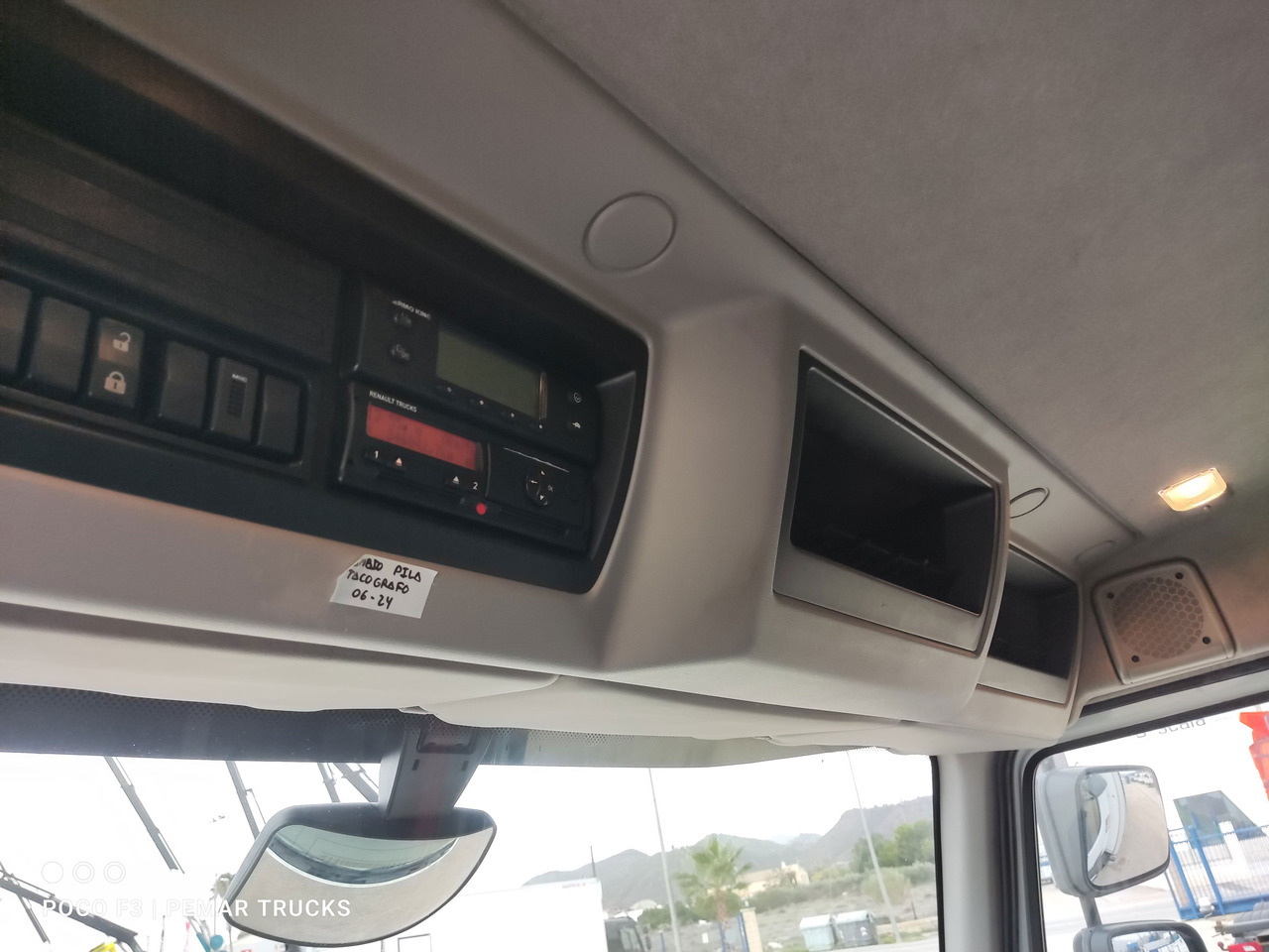 Refrigeraattori kuorma-auto RENAULT MIDLUM D16 240 EURO 6: kuva Refrigeraattori kuorma-auto RENAULT MIDLUM D16 240 EURO 6