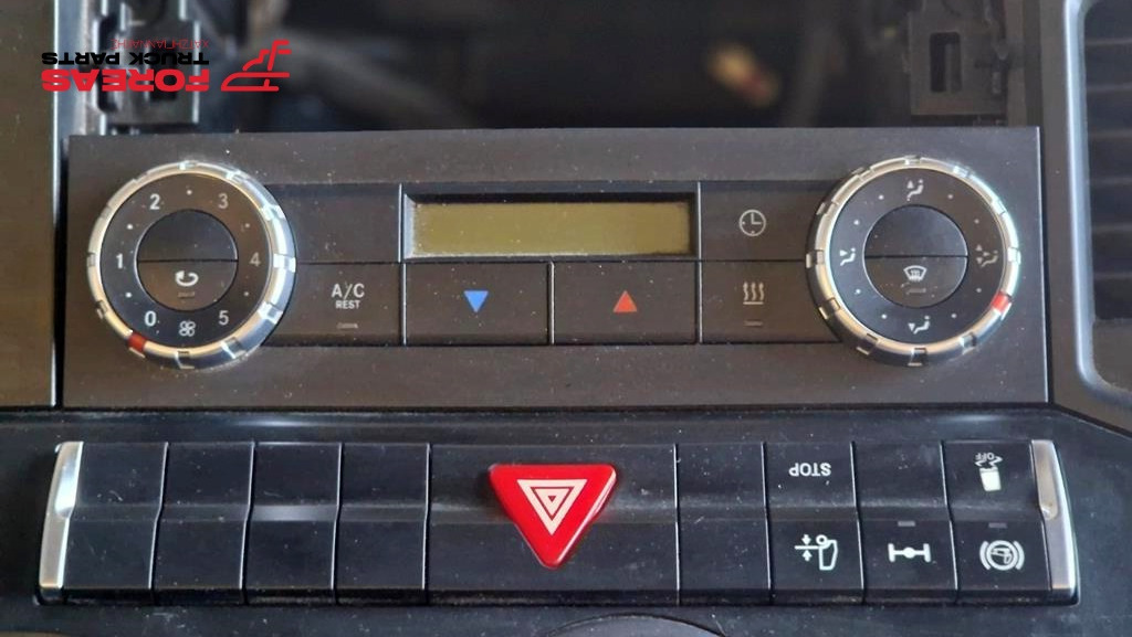 Kojelauta - Kuorma-auto MERCEDES-BENZ ACTROS MP4: kuva Kojelauta - Kuorma-auto MERCEDES-BENZ ACTROS MP4