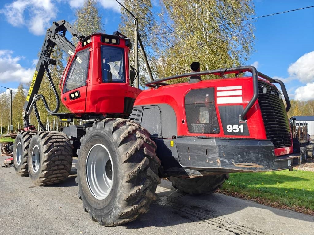 Komatsu 951 - Harvesteri: kuva Komatsu 951 - Harvesteri Komatsu 951 - Harvesteri: kuva Komatsu 951 - Harvesteri