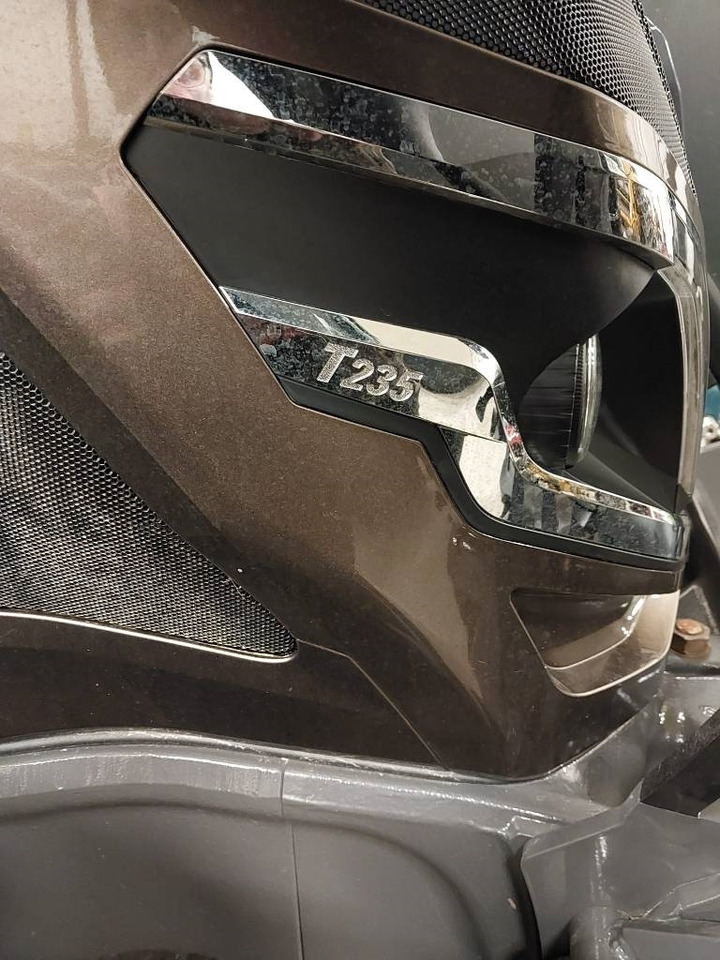 Valtra T 235 - Traktori: kuva Valtra T 235 - Traktori Valtra T 235 - Traktori: kuva Valtra T 235 - Traktori