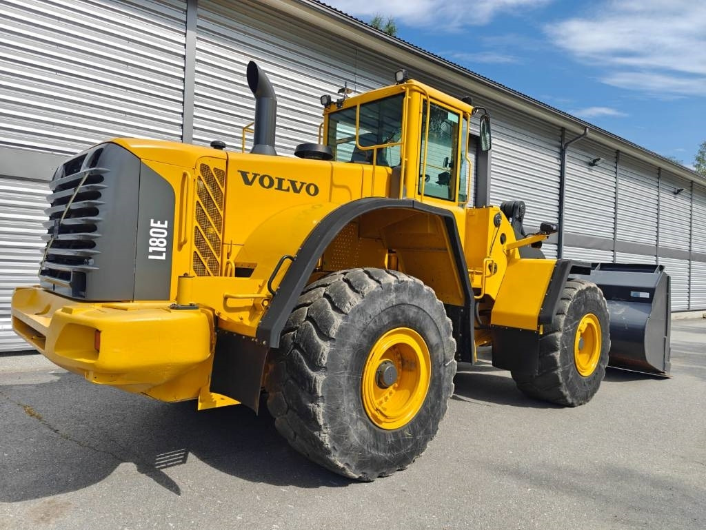 Volvo L 180 E - Pyöräkuormaaja: kuva Volvo L 180 E - Pyöräkuormaaja Volvo L 180 E - Pyöräkuormaaja: kuva Volvo L 180 E - Pyöräkuormaaja