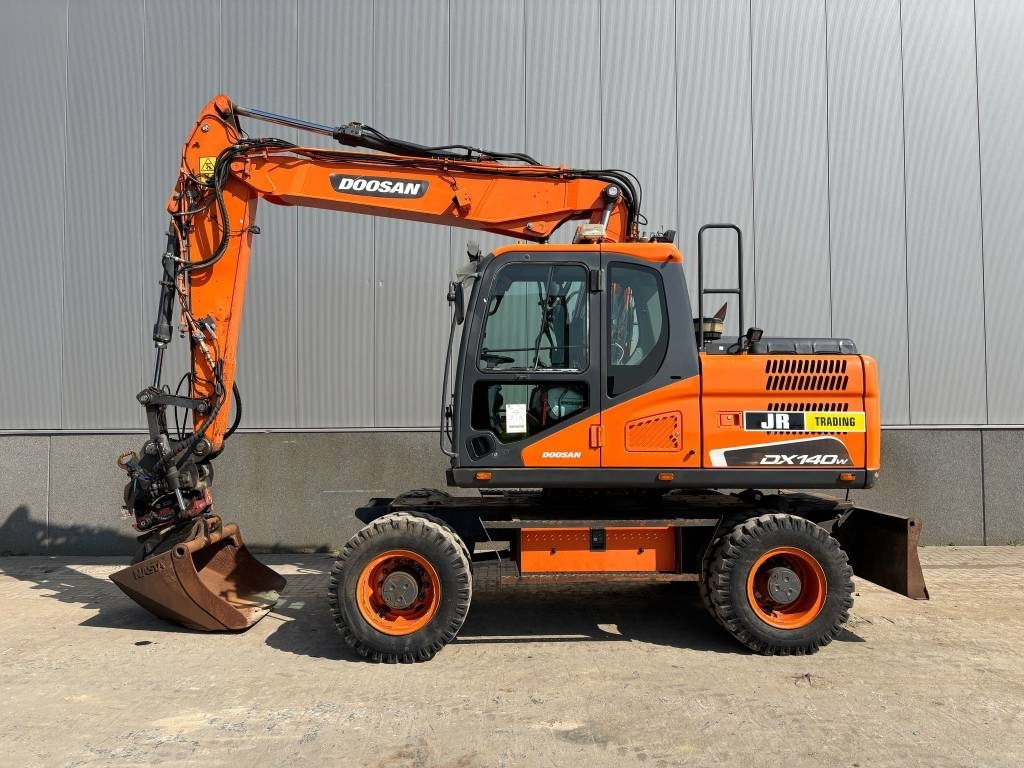 Doosan DX 140 W-5 (R5 Rototilt) - Pyöräalustainen kaivinkone: kuva Doosan DX 140 W-5 (R5 Rototilt) - Pyöräalustainen kaivinkone Doosan DX 140 W-5 (R5 Rototilt) - Pyöräalustainen kaivinkone: kuva Doosan DX 140 W-5 (R5 Rototilt) - Pyöräalustainen kaivinkone