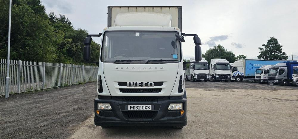 Pressukapelli kuorma-auto Iveco 18 ton curtain tail lift: kuva Pressukapelli kuorma-auto Iveco 18 ton curtain tail lift