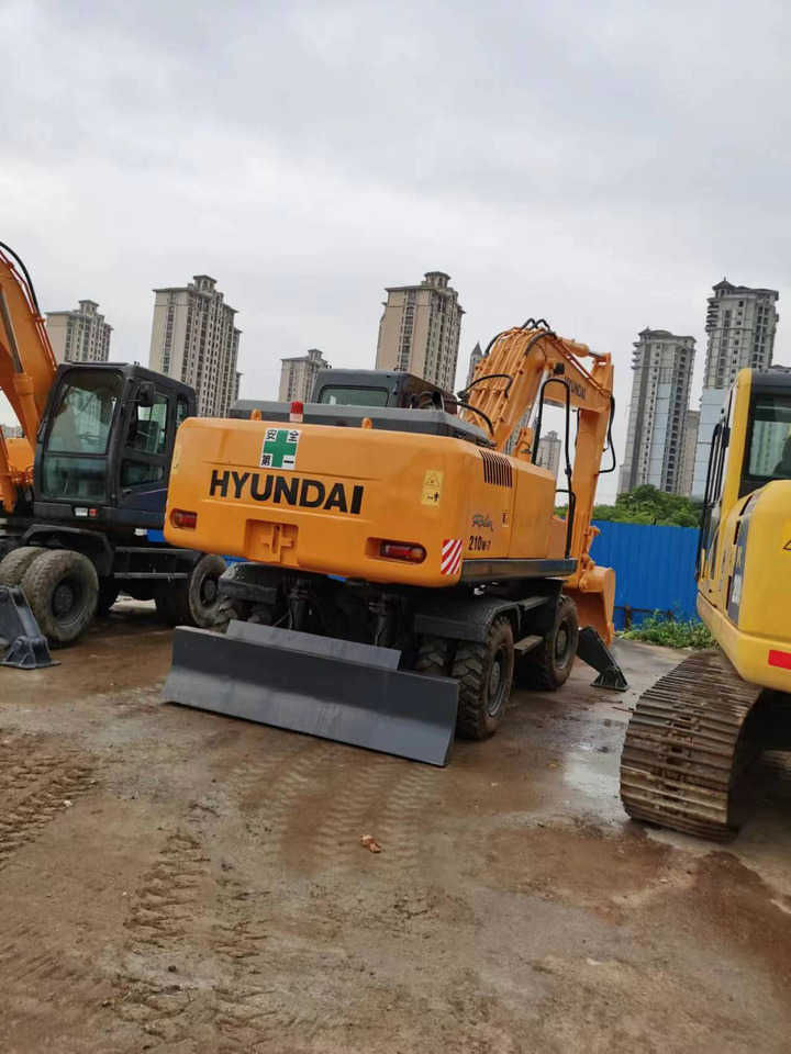 HYUNDAI 210W-7 - Pyöräalustainen kaivinkone: kuva HYUNDAI 210W-7 - Pyöräalustainen kaivinkone HYUNDAI 210W-7 - Pyöräalustainen kaivinkone: kuva HYUNDAI 210W-7 - Pyöräalustainen kaivinkone