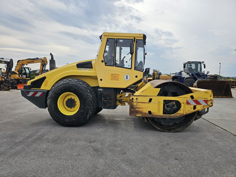 BOMAG BW213DH-4 BVC - Tiivistyskone: kuva BOMAG BW213DH-4 BVC - Tiivistyskone BOMAG BW213DH-4 BVC - Tiivistyskone: kuva BOMAG BW213DH-4 BVC - Tiivistyskone