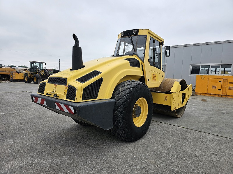 BOMAG BW213DH-4 - Tiivistyskone: kuva BOMAG BW213DH-4 - Tiivistyskone BOMAG BW213DH-4 - Tiivistyskone: kuva BOMAG BW213DH-4 - Tiivistyskone