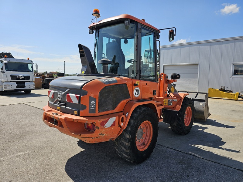 VOLVO L30G - Pyöräkuormaaja: kuva VOLVO L30G - Pyöräkuormaaja VOLVO L30G - Pyöräkuormaaja: kuva VOLVO L30G - Pyöräkuormaaja