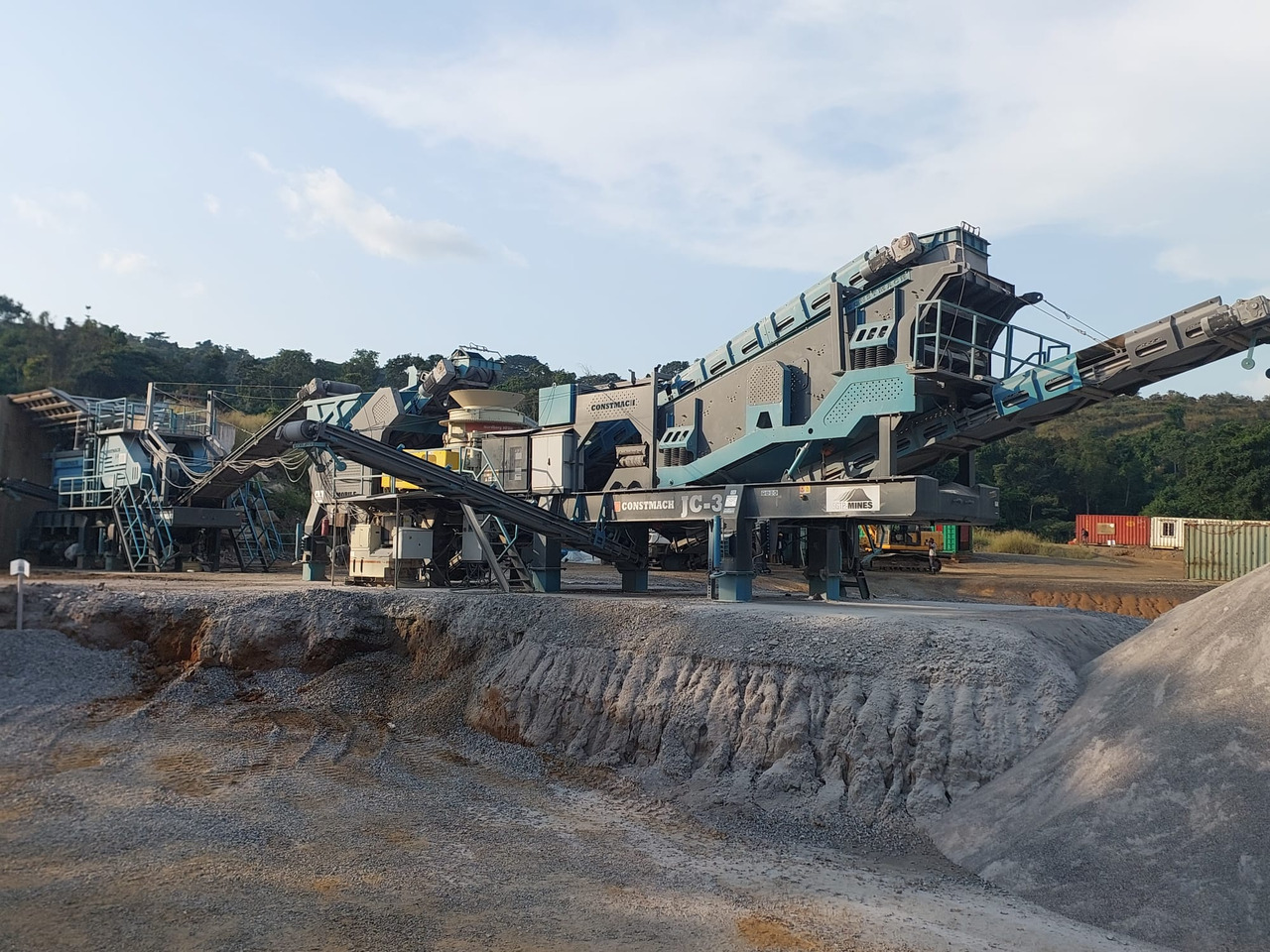Constmach Mobile Jaw Crushing Plant With A Capacity Of 250 To 300 T/h - Mobiilimurskain: kuva Constmach Mobile Jaw Crushing Plant With A Capacity Of 250 To 300 T/h - Mobiilimurskain Constmach Mobile Jaw Crushing Plant With A Capacity Of 250 To 300 T/h - Mobiilimurskain: kuva Constmach Mobile Jaw Crushing Plant With A Capacity Of 250 To 300 T/h - Mobiilimurskain