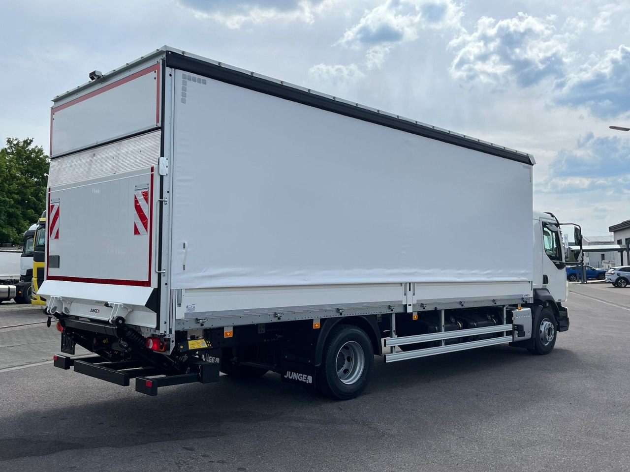 Volvo FL 14.245 Junge Schiebeplanenaufbau LBW - Pressukapelli kuorma-auto: kuva Volvo FL 14.245 Junge Schiebeplanenaufbau LBW - Pressukapelli kuorma-auto Volvo FL 14.245 Junge Schiebeplanenaufbau LBW - Pressukapelli kuorma-auto: kuva Volvo FL 14.245 Junge Schiebeplanenaufbau LBW - Pressukapelli kuorma-auto