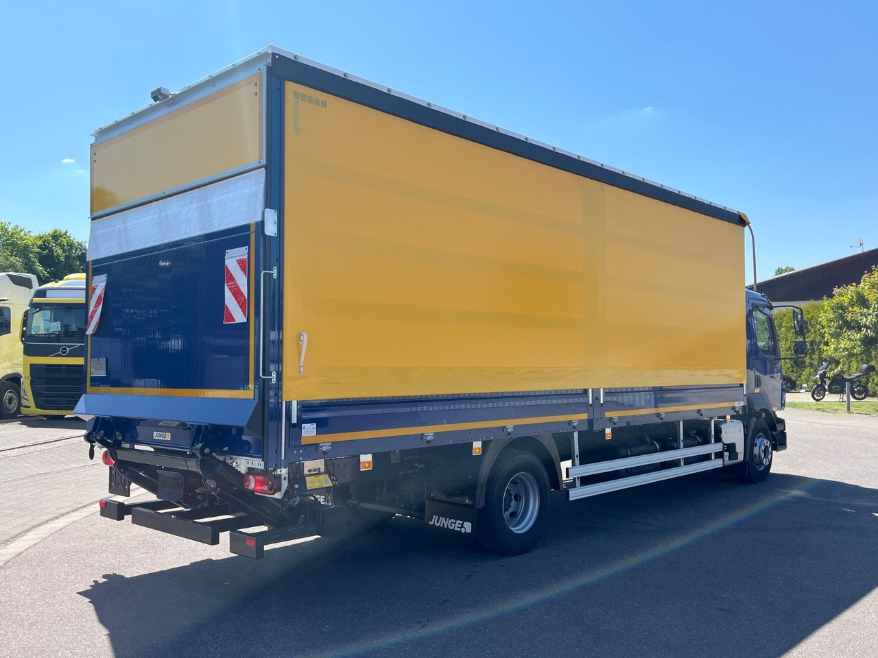 Volvo FL14.245 Junge Schiebeplane - Pressukapelli kuorma-auto: kuva Volvo FL14.245 Junge Schiebeplane - Pressukapelli kuorma-auto Volvo FL14.245 Junge Schiebeplane - Pressukapelli kuorma-auto: kuva Volvo FL14.245 Junge Schiebeplane - Pressukapelli kuorma-auto