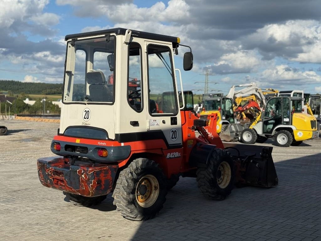 Kubota R 420 - Pyöräkuormaaja: kuva Kubota R 420 - Pyöräkuormaaja Kubota R 420 - Pyöräkuormaaja: kuva Kubota R 420 - Pyöräkuormaaja