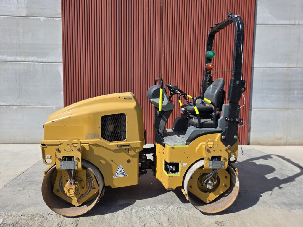 CAT CB24B - Jyrä: kuva CAT CB24B - Jyrä CAT CB24B - Jyrä: kuva CAT CB24B - Jyrä