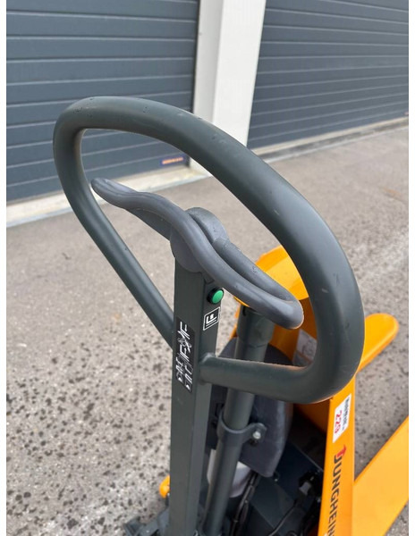 Jungheinrich Scherenhubwagen AMX 10e - Pinoamistrukki: kuva Jungheinrich Scherenhubwagen AMX 10e - Pinoamistrukki Jungheinrich Scherenhubwagen AMX 10e - Pinoamistrukki: kuva Jungheinrich Scherenhubwagen AMX 10e - Pinoamistrukki