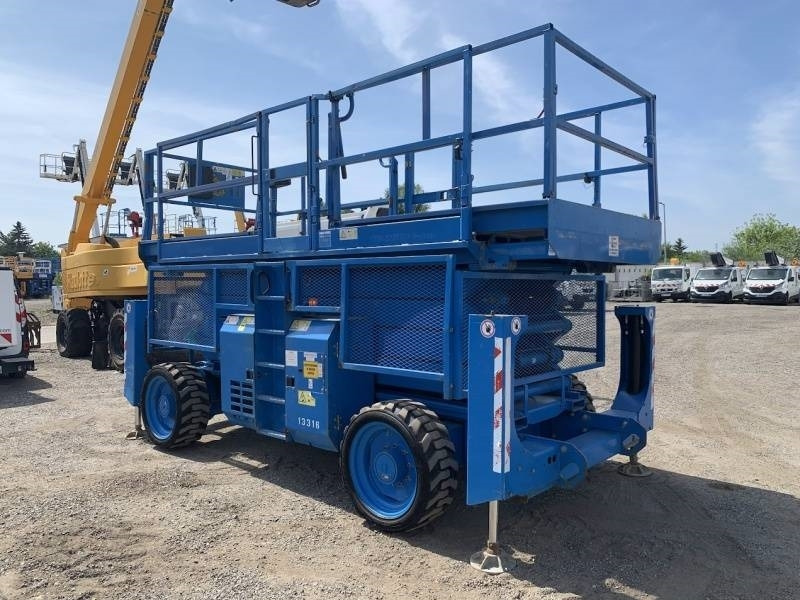 Genie GS4390 - 15,11m, diesel, 4x4 - Saksilava: kuva Genie GS4390 - 15,11m, diesel, 4x4 - Saksilava Genie GS4390 - 15,11m, diesel, 4x4 - Saksilava: kuva Genie GS4390 - 15,11m, diesel, 4x4 - Saksilava