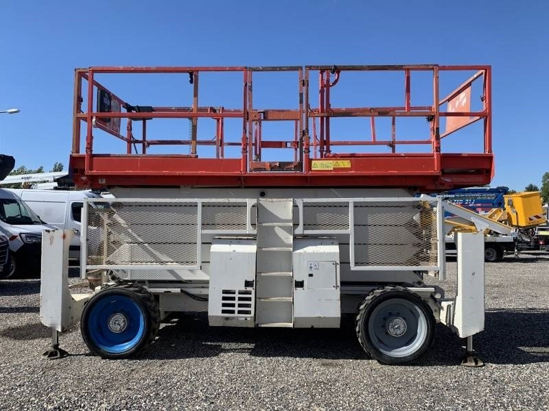 Genie GS5390 - 18m - 4x4 - Diesel  - Saksilava: kuva Genie GS5390 - 18m - 4x4 - Diesel  - Saksilava Genie GS5390 - 18m - 4x4 - Diesel  - Saksilava: kuva Genie GS5390 - 18m - 4x4 - Diesel  - Saksilava
