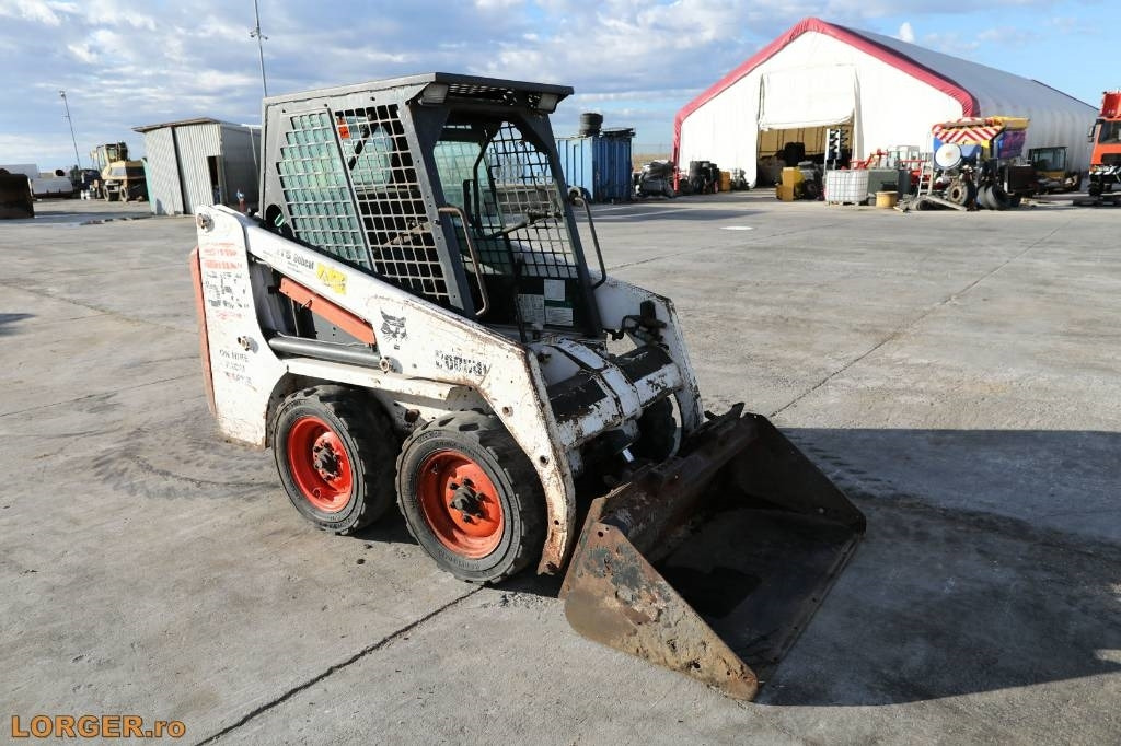 Bobcat 553 - Liukuohjattu kuormaaja: kuva Bobcat 553 - Liukuohjattu kuormaaja Bobcat 553 - Liukuohjattu kuormaaja: kuva Bobcat 553 - Liukuohjattu kuormaaja