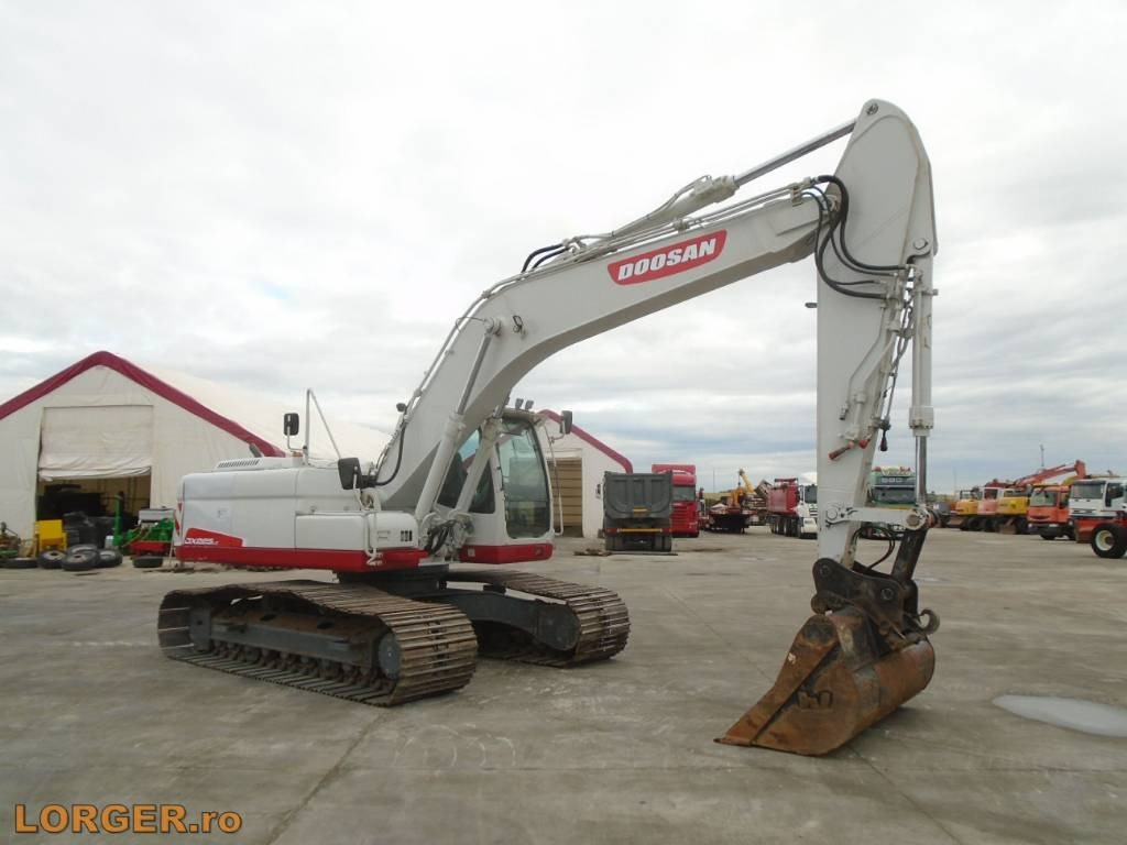 Doosan DX 225 LC with 18m long reach boom - Telakaivukone: kuva Doosan DX 225 LC with 18m long reach boom - Telakaivukone Doosan DX 225 LC with 18m long reach boom - Telakaivukone: kuva Doosan DX 225 LC with 18m long reach boom - Telakaivukone