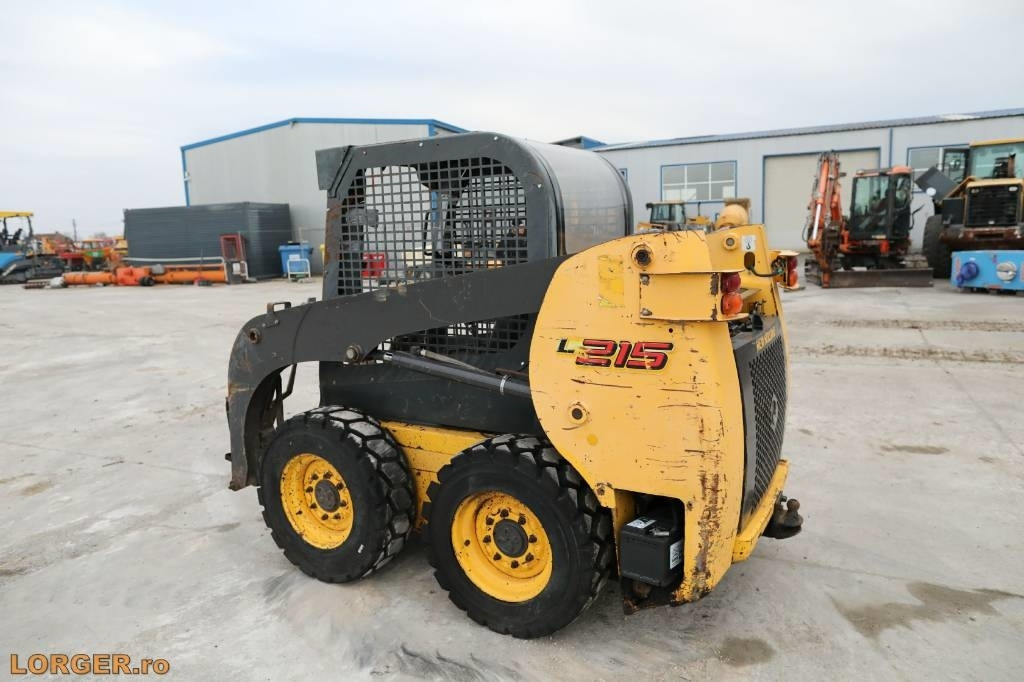 New Holland L 215 - Liukuohjattu kuormaaja: kuva New Holland L 215 - Liukuohjattu kuormaaja New Holland L 215 - Liukuohjattu kuormaaja: kuva New Holland L 215 - Liukuohjattu kuormaaja