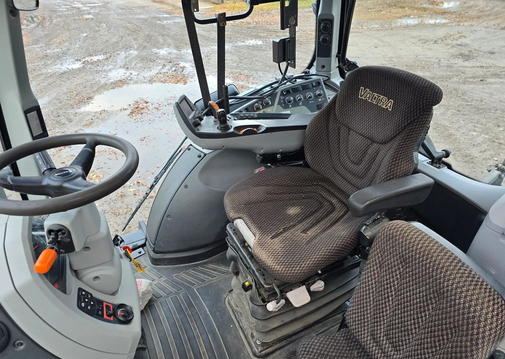 Valtra T 174S - Traktori: kuva Valtra T 174S - Traktori Valtra T 174S - Traktori: kuva Valtra T 174S - Traktori