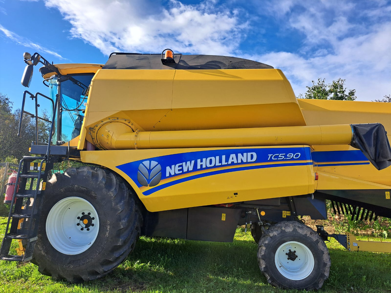 NEW HOLLAND TC 5.90 - Leikkuupuimuri: kuva NEW HOLLAND TC 5.90 - Leikkuupuimuri NEW HOLLAND TC 5.90 - Leikkuupuimuri: kuva NEW HOLLAND TC 5.90 - Leikkuupuimuri