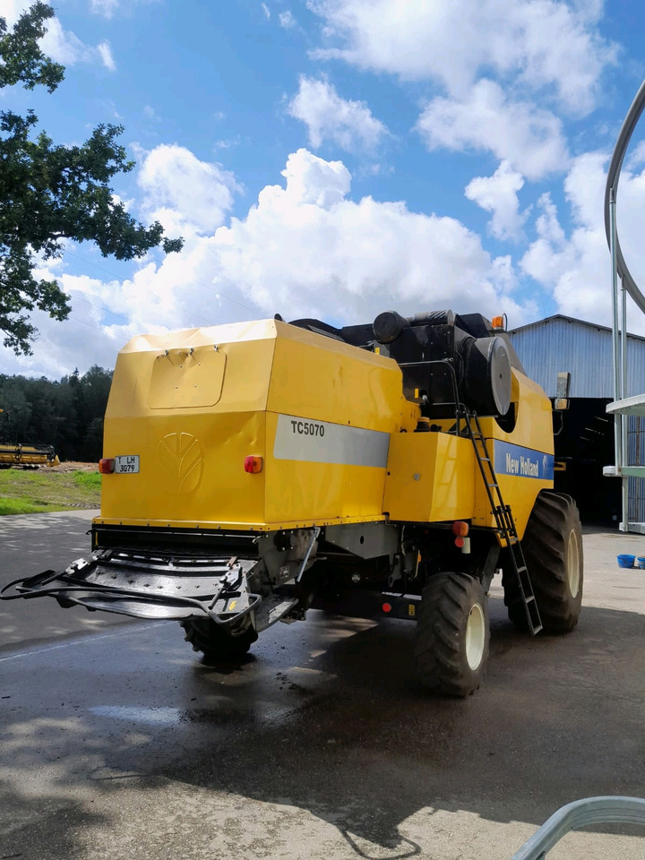 New Holland TC5070 - Leikkuupuimuri: kuva New Holland TC5070 - Leikkuupuimuri New Holland TC5070 - Leikkuupuimuri: kuva New Holland TC5070 - Leikkuupuimuri