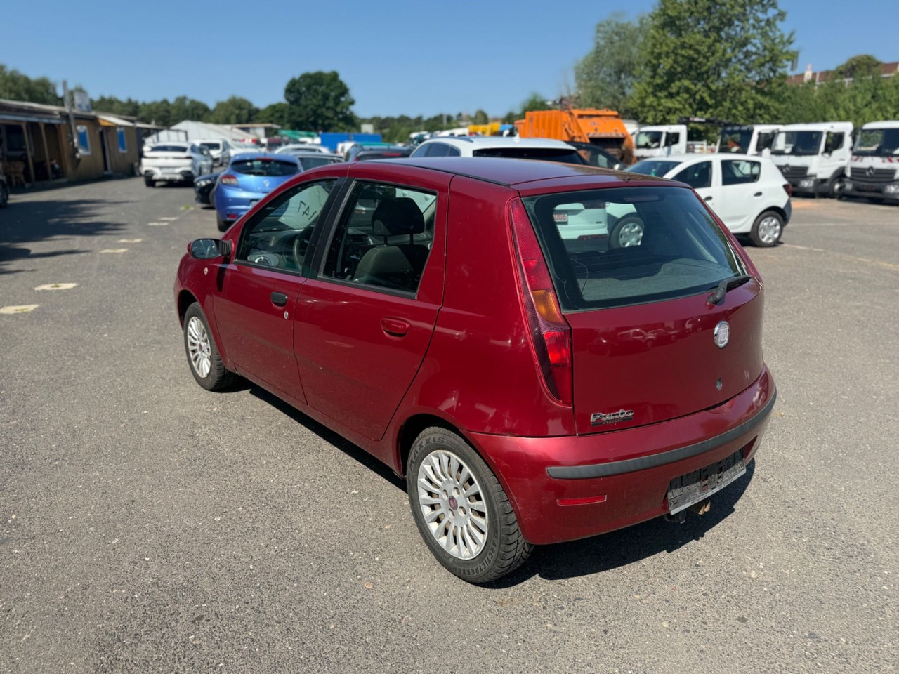 Sedan Fiat Punto Aktueller HU Motorschaden: kuva Sedan Fiat Punto Aktueller HU Motorschaden