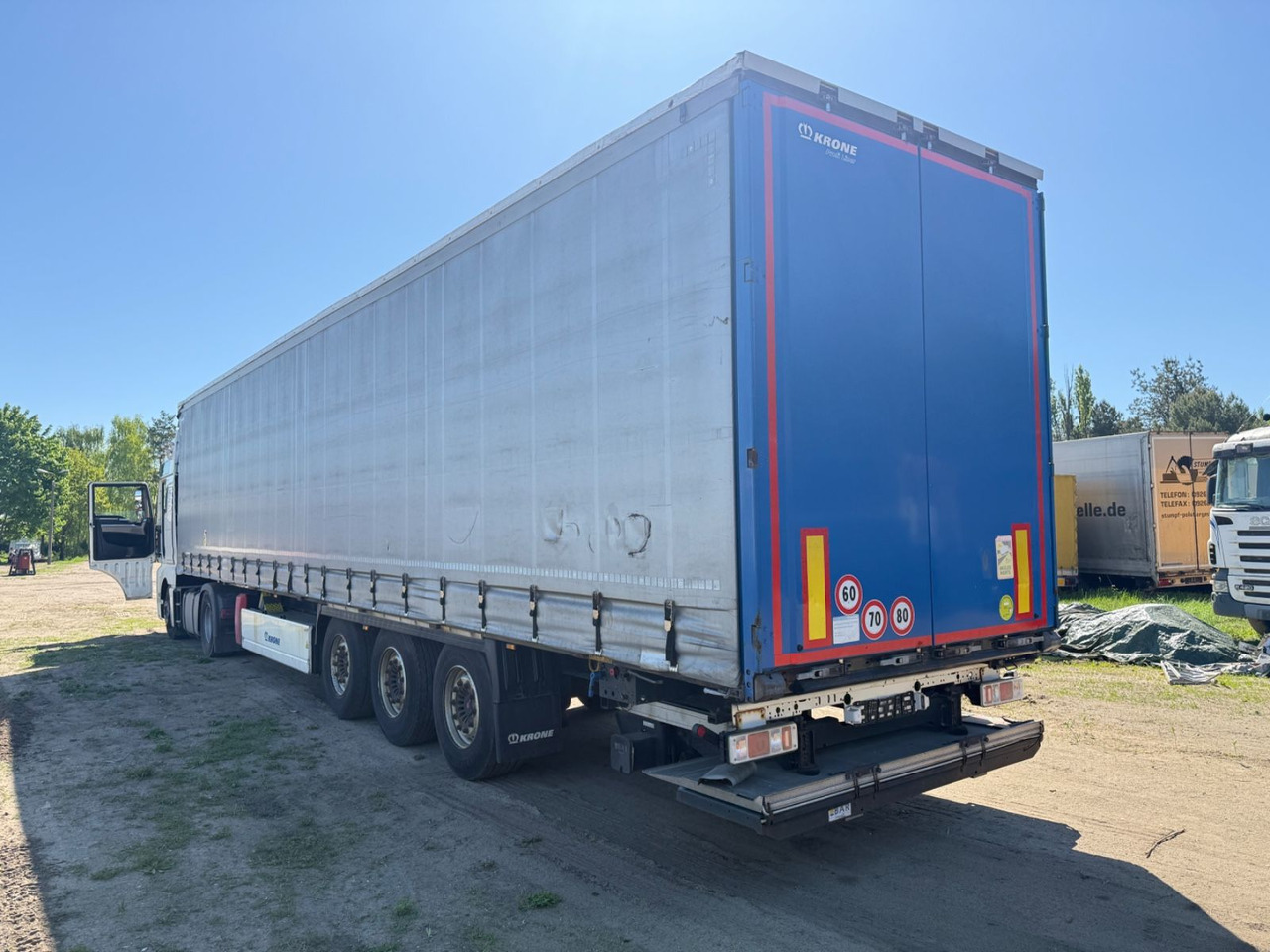 Krone SD mit Ladebordwand - Pressukapellipuoliperävaunu: kuva Krone SD mit Ladebordwand - Pressukapellipuoliperävaunu Krone SD mit Ladebordwand - Pressukapellipuoliperävaunu: kuva Krone SD mit Ladebordwand - Pressukapellipuoliperävaunu