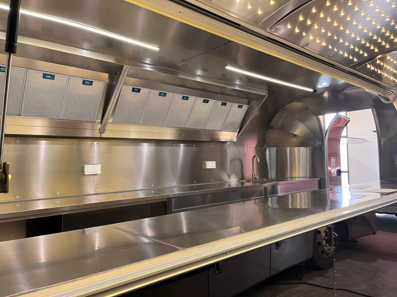 Esselmann Delistar Foodtruck 6000 ähn. Airstream - Myyntivaunu: kuva Esselmann Delistar Foodtruck 6000 ähn. Airstream - Myyntivaunu Esselmann Delistar Foodtruck 6000 ähn. Airstream - Myyntivaunu: kuva Esselmann Delistar Foodtruck 6000 ähn. Airstream - Myyntivaunu
