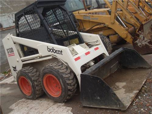 Bobcat S 130 - Liukuohjattu kuormaaja: kuva Bobcat S 130 - Liukuohjattu kuormaaja Bobcat S 130 - Liukuohjattu kuormaaja: kuva Bobcat S 130 - Liukuohjattu kuormaaja