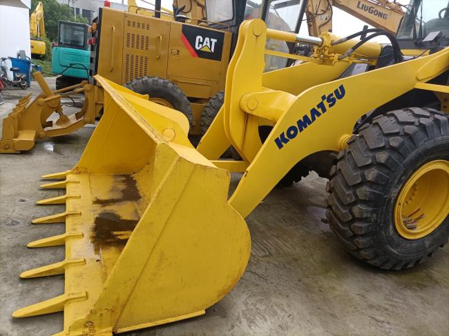 Komatsu WA320 - Pyöräkuormaaja: kuva Komatsu WA320 - Pyöräkuormaaja Komatsu WA320 - Pyöräkuormaaja: kuva Komatsu WA320 - Pyöräkuormaaja