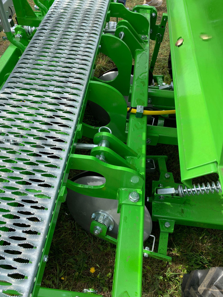Bomet Kartoffelpflanzmaschine / Potato planter / Planteuse de pomme de terre / Piantapatate / Sadzarka ziemniaków - Perunanistutuskone: kuva Bomet Kartoffelpflanzmaschine / Potato planter / Planteuse de pomme de terre / Piantapatate / Sadzarka ziemniaków - Perunanistutuskone Bomet Kartoffelpflanzmaschine / Potato planter / Planteuse de pomme de terre / Piantapatate / Sadzarka ziemniaków - Perunanistutuskone: kuva Bomet Kartoffelpflanzmaschine / Potato planter / Planteuse de pomme de terre / Piantapatate / Sadzarka ziemniaków - Perunanistutuskone