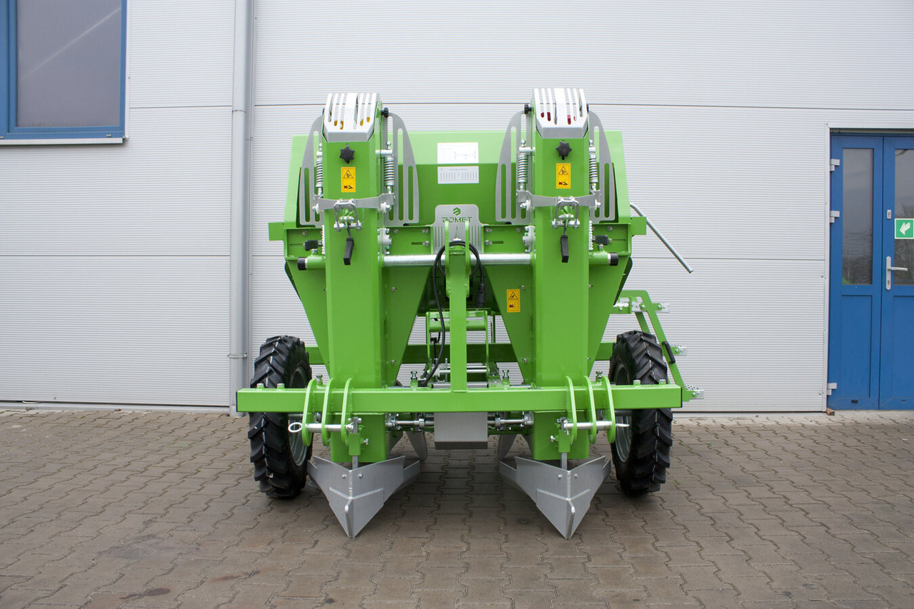 Bomet Kartoffelpflanzmaschine / Potato planter / Planteuse de pomme de terre / Piantapatate / Sadzarka ziemniaków - Perunanistutuskone: kuva Bomet Kartoffelpflanzmaschine / Potato planter / Planteuse de pomme de terre / Piantapatate / Sadzarka ziemniaków - Perunanistutuskone Bomet Kartoffelpflanzmaschine / Potato planter / Planteuse de pomme de terre / Piantapatate / Sadzarka ziemniaków - Perunanistutuskone: kuva Bomet Kartoffelpflanzmaschine / Potato planter / Planteuse de pomme de terre / Piantapatate / Sadzarka ziemniaków - Perunanistutuskone