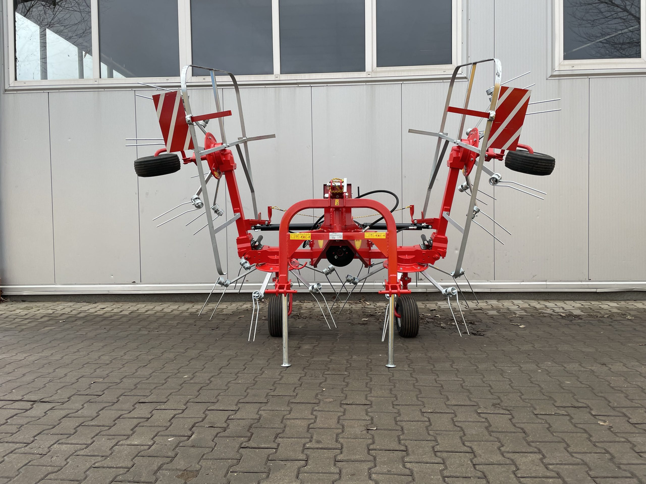 JAR-MET Schwader / Tedder / Faneuse / Przetrząsacz 5,2 m - Pöyhin: kuva JAR-MET Schwader / Tedder / Faneuse / Przetrząsacz 5,2 m - Pöyhin JAR-MET Schwader / Tedder / Faneuse / Przetrząsacz 5,2 m - Pöyhin: kuva JAR-MET Schwader / Tedder / Faneuse / Przetrząsacz 5,2 m - Pöyhin