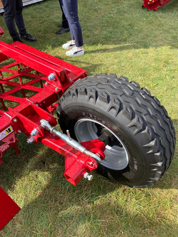 Uusi Äes Lupus 7-Felder schwere Zinkenegge / Tine harrow / Herse à dents / Grada de púas de 5 campos / Erpice / 7-польная зубовая борона / Brona zębowa 7 m: kuva Uusi Äes Lupus 7-Felder schwere Zinkenegge / Tine harrow / Herse à dents / Grada de púas de 5 campos / Erpice / 7-польная зубовая борона / Brona zębowa 7 m Uusi Äes Lupus 7-Felder schwere Zinkenegge / Tine harrow / Herse à dents / Grada de púas de 5 campos / Erpice / 7-польная зубовая борона / Brona zębowa 7 m: kuva Uusi Äes Lupus 7-Felder schwere Zinkenegge / Tine harrow / Herse à dents / Grada de púas de 5 campos / Erpice / 7-польная зубовая борона / Brona zębowa 7 m