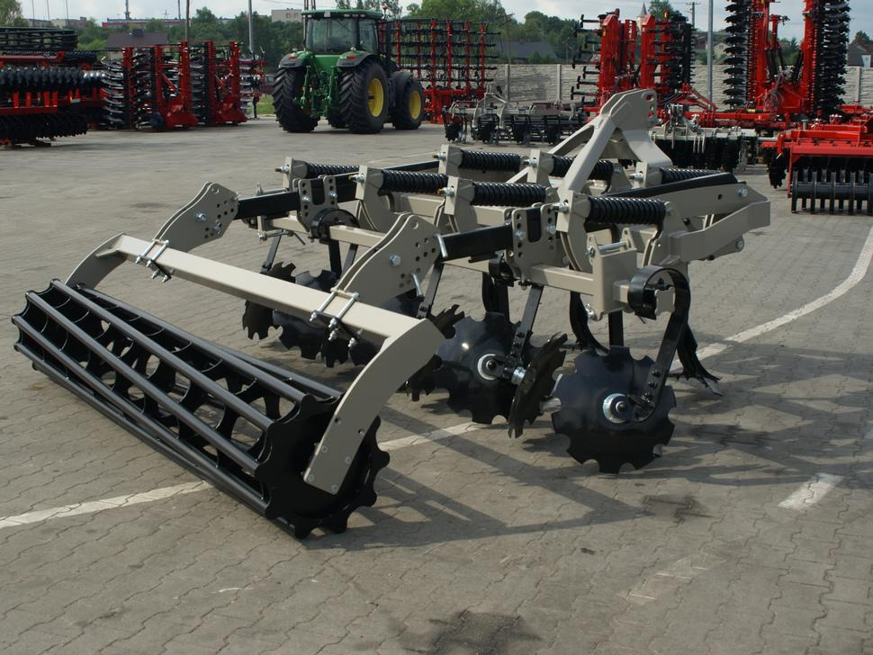 Leasing ROLEX Flügelschargrubber / Stubble cultivator / Dechaumeur à dents / Aratri stoppiatori / Стерневой культиватор / Agregat podorywkowy 3 m ROLEX Flügelschargrubber / Stubble cultivator / Dechaumeur à dents / Aratri stoppiatori / Стерневой культиватор / Agregat podorywkowy 3 m: kuva Leasing ROLEX Flügelschargrubber / Stubble cultivator / Dechaumeur à dents / Aratri stoppiatori / Стерневой культиватор / Agregat podorywkowy 3 m ROLEX Flügelschargrubber / Stubble cultivator / Dechaumeur à dents / Aratri stoppiatori / Стерневой культиватор / Agregat podorywkowy 3 m Leasing ROLEX Flügelschargrubber / Stubble cultivator / Dechaumeur à dents / Aratri stoppiatori / Стерневой культиватор / Agregat podorywkowy 3 m ROLEX Flügelschargrubber / Stubble cultivator / Dechaumeur à dents / Aratri stoppiatori / Стерневой культиватор / Agregat podorywkowy 3 m: kuva Leasing ROLEX Flügelschargrubber / Stubble cultivator / Dechaumeur à dents / Aratri stoppiatori / Стерневой культиватор / Agregat podorywkowy 3 m ROLEX Flügelschargrubber / Stubble cultivator / Dechaumeur à dents / Aratri stoppiatori / Стерневой культиватор / Agregat podorywkowy 3 m