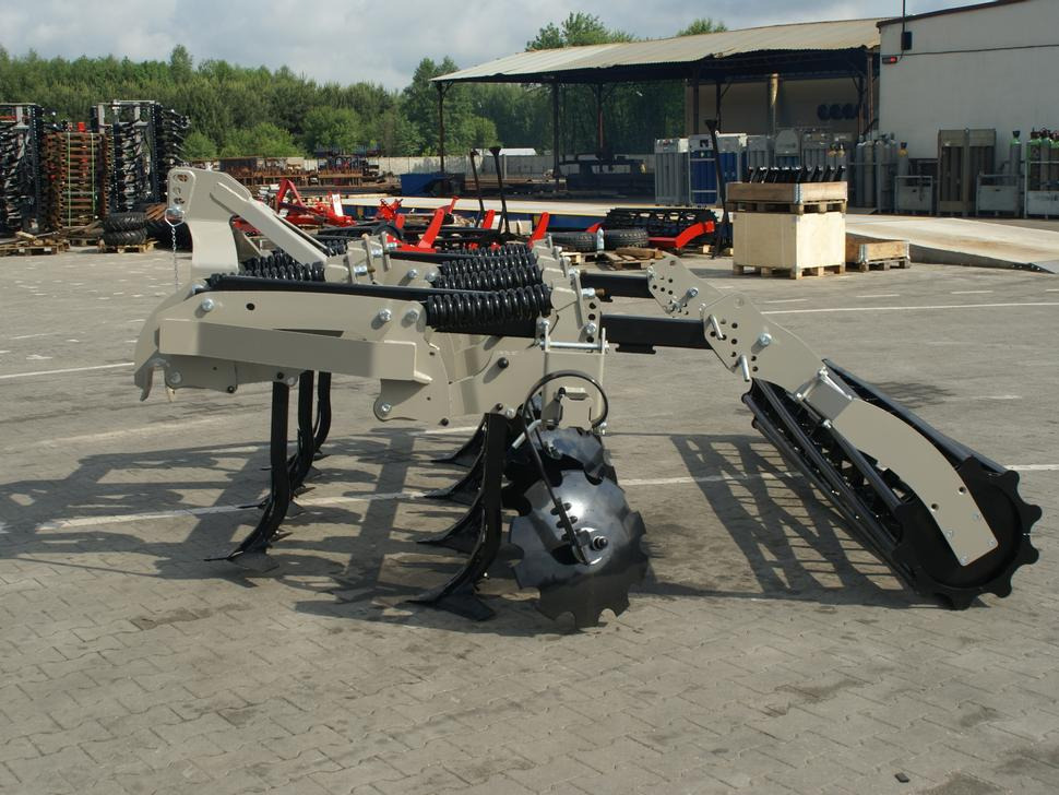 Leasing ROLEX Flügelschargrubber / Stubble cultivator / Dechaumeur à dents / Aratri stoppiatori / Стерневой культиватор / Agregat podorywkowy 3 m ROLEX Flügelschargrubber / Stubble cultivator / Dechaumeur à dents / Aratri stoppiatori / Стерневой культиватор / Agregat podorywkowy 3 m: kuva Leasing ROLEX Flügelschargrubber / Stubble cultivator / Dechaumeur à dents / Aratri stoppiatori / Стерневой культиватор / Agregat podorywkowy 3 m ROLEX Flügelschargrubber / Stubble cultivator / Dechaumeur à dents / Aratri stoppiatori / Стерневой культиватор / Agregat podorywkowy 3 m Leasing ROLEX Flügelschargrubber / Stubble cultivator / Dechaumeur à dents / Aratri stoppiatori / Стерневой культиватор / Agregat podorywkowy 3 m ROLEX Flügelschargrubber / Stubble cultivator / Dechaumeur à dents / Aratri stoppiatori / Стерневой культиватор / Agregat podorywkowy 3 m: kuva Leasing ROLEX Flügelschargrubber / Stubble cultivator / Dechaumeur à dents / Aratri stoppiatori / Стерневой культиватор / Agregat podorywkowy 3 m ROLEX Flügelschargrubber / Stubble cultivator / Dechaumeur à dents / Aratri stoppiatori / Стерневой культиватор / Agregat podorywkowy 3 m