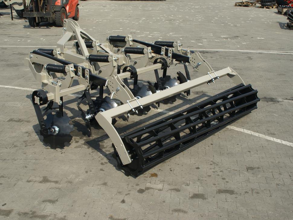 Leasing ROLEX Flügelschargrubber / Stubble cultivator / Dechaumeur à dents / Aratri stoppiatori / Стерневой культиватор / Agregat podorywkowy 3 m ROLEX Flügelschargrubber / Stubble cultivator / Dechaumeur à dents / Aratri stoppiatori / Стерневой культиватор / Agregat podorywkowy 3 m: kuva Leasing ROLEX Flügelschargrubber / Stubble cultivator / Dechaumeur à dents / Aratri stoppiatori / Стерневой культиватор / Agregat podorywkowy 3 m ROLEX Flügelschargrubber / Stubble cultivator / Dechaumeur à dents / Aratri stoppiatori / Стерневой культиватор / Agregat podorywkowy 3 m Leasing ROLEX Flügelschargrubber / Stubble cultivator / Dechaumeur à dents / Aratri stoppiatori / Стерневой культиватор / Agregat podorywkowy 3 m ROLEX Flügelschargrubber / Stubble cultivator / Dechaumeur à dents / Aratri stoppiatori / Стерневой культиватор / Agregat podorywkowy 3 m: kuva Leasing ROLEX Flügelschargrubber / Stubble cultivator / Dechaumeur à dents / Aratri stoppiatori / Стерневой культиватор / Agregat podorywkowy 3 m ROLEX Flügelschargrubber / Stubble cultivator / Dechaumeur à dents / Aratri stoppiatori / Стерневой культиватор / Agregat podorywkowy 3 m