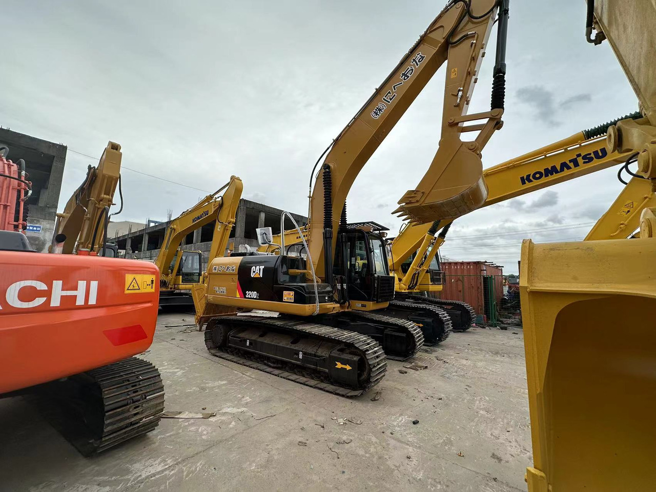 Uusi Telakaivukone CATERPILLAR 320D2: kuva Uusi Telakaivukone CATERPILLAR 320D2