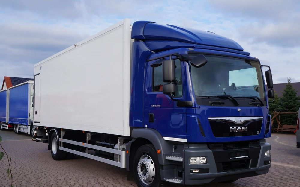 MAN TGM 18.250 EURO 6 CHŁODNIA KONTENER 7.50 m 275 TYS KM - Refrigeraattori kuorma-auto: kuva MAN TGM 18.250 EURO 6 CHŁODNIA KONTENER 7.50 m 275 TYS KM - Refrigeraattori kuorma-auto MAN TGM 18.250 EURO 6 CHŁODNIA KONTENER 7.50 m 275 TYS KM - Refrigeraattori kuorma-auto: kuva MAN TGM 18.250 EURO 6 CHŁODNIA KONTENER 7.50 m 275 TYS KM - Refrigeraattori kuorma-auto