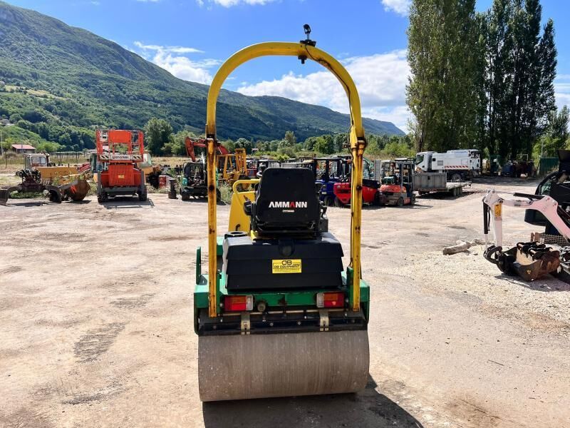 Ammann COMPACTEUR AV26-2 ROULEAU TANDEM VIBRANT ARTICULÉ - Minijyrä: kuva Ammann COMPACTEUR AV26-2 ROULEAU TANDEM VIBRANT ARTICULÉ - Minijyrä Ammann COMPACTEUR AV26-2 ROULEAU TANDEM VIBRANT ARTICULÉ - Minijyrä: kuva Ammann COMPACTEUR AV26-2 ROULEAU TANDEM VIBRANT ARTICULÉ - Minijyrä
