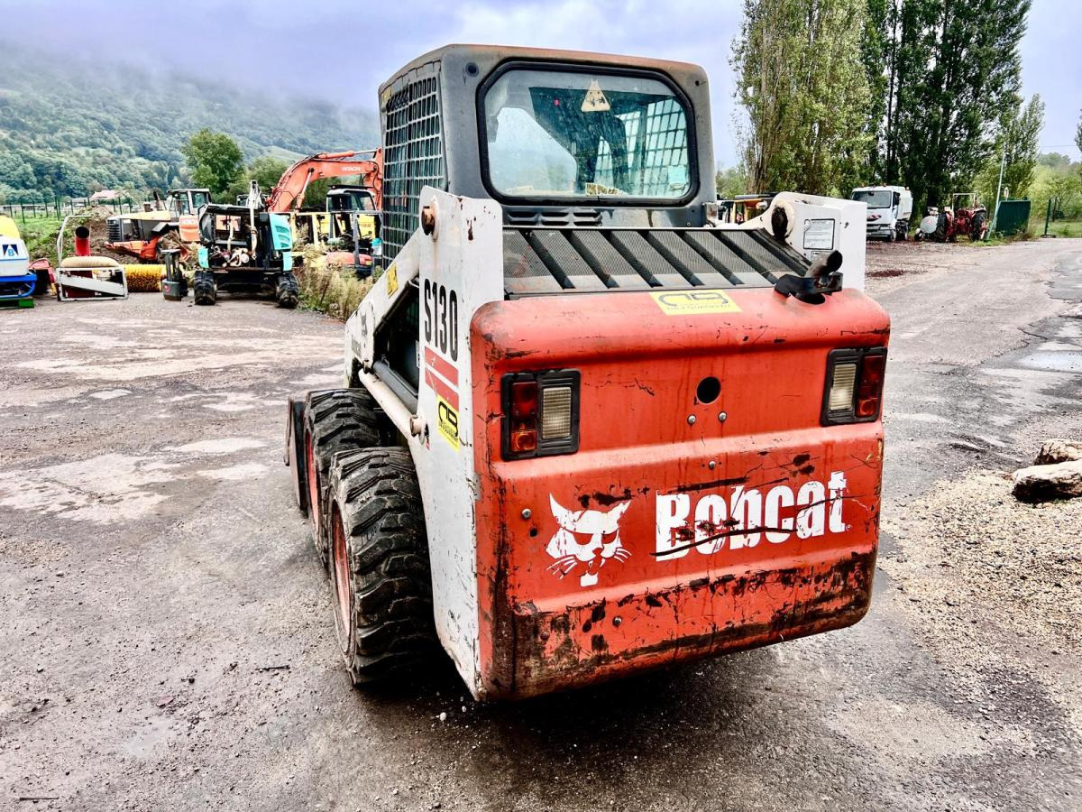 Bobcat S130 Chargeuse Compact - Liukuohjattu kuormaaja: kuva Bobcat S130 Chargeuse Compact - Liukuohjattu kuormaaja Bobcat S130 Chargeuse Compact - Liukuohjattu kuormaaja: kuva Bobcat S130 Chargeuse Compact - Liukuohjattu kuormaaja