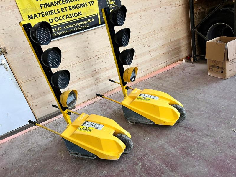 FEUX DE CHANTIER TRICOLORES TTS TEMPO AVEC TELECOMMANDE D'OCCASION - Rakennustarvikkeet: kuva FEUX DE CHANTIER TRICOLORES TTS TEMPO AVEC TELECOMMANDE D'OCCASION - Rakennustarvikkeet FEUX DE CHANTIER TRICOLORES TTS TEMPO AVEC TELECOMMANDE D'OCCASION - Rakennustarvikkeet: kuva FEUX DE CHANTIER TRICOLORES TTS TEMPO AVEC TELECOMMANDE D'OCCASION - Rakennustarvikkeet