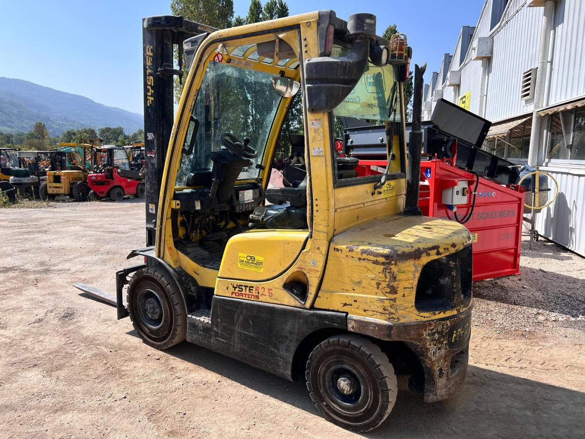 Hyster H2.5FT CHARIOT ELEVATEUR DIESEL 2,5T / 5,5m (NET DE TVA) - Dieseltrukki: kuva Hyster H2.5FT CHARIOT ELEVATEUR DIESEL 2,5T / 5,5m (NET DE TVA) - Dieseltrukki Hyster H2.5FT CHARIOT ELEVATEUR DIESEL 2,5T / 5,5m (NET DE TVA) - Dieseltrukki: kuva Hyster H2.5FT CHARIOT ELEVATEUR DIESEL 2,5T / 5,5m (NET DE TVA) - Dieseltrukki