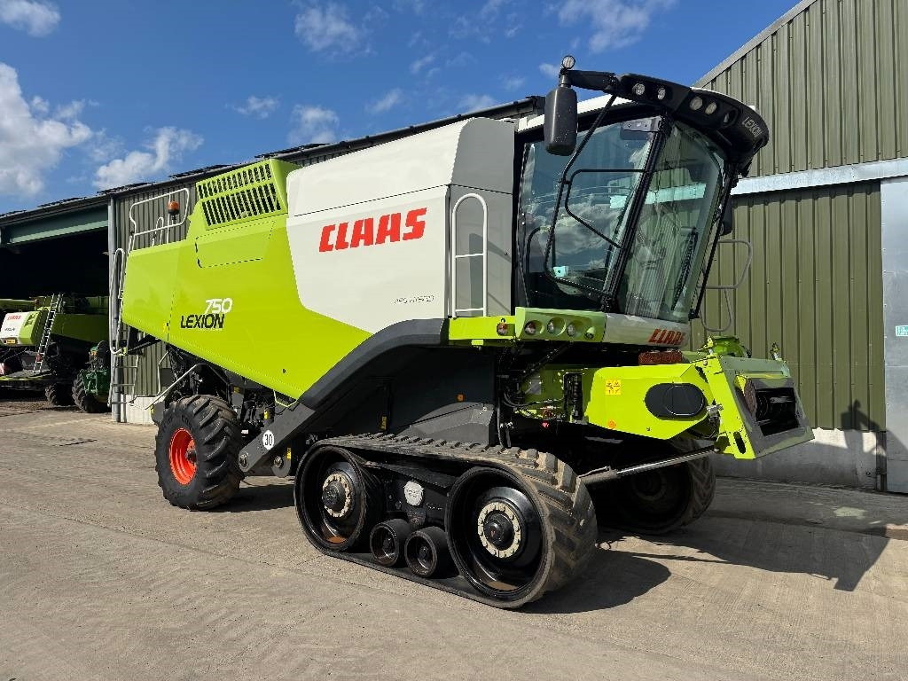 Claas Lexion 750TT APS Hybrid c/w V900 Header - Leikkuupuimuri: kuva Claas Lexion 750TT APS Hybrid c/w V900 Header - Leikkuupuimuri Claas Lexion 750TT APS Hybrid c/w V900 Header - Leikkuupuimuri: kuva Claas Lexion 750TT APS Hybrid c/w V900 Header - Leikkuupuimuri