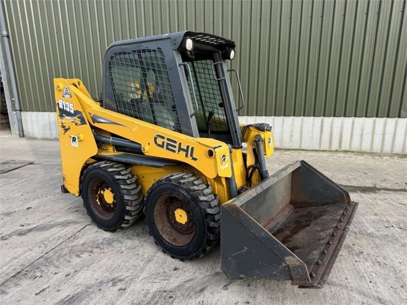 Gehl R135 Skid Steer - Liukuohjattu kuormaaja: kuva Gehl R135 Skid Steer - Liukuohjattu kuormaaja Gehl R135 Skid Steer - Liukuohjattu kuormaaja: kuva Gehl R135 Skid Steer - Liukuohjattu kuormaaja