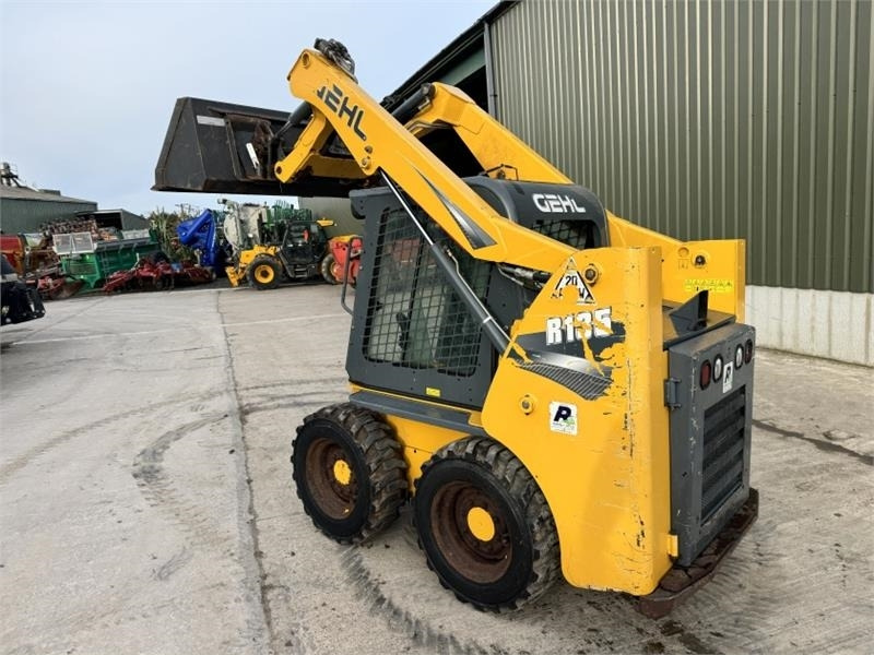 Gehl R135 Skid Steer - Liukuohjattu kuormaaja: kuva Gehl R135 Skid Steer - Liukuohjattu kuormaaja Gehl R135 Skid Steer - Liukuohjattu kuormaaja: kuva Gehl R135 Skid Steer - Liukuohjattu kuormaaja