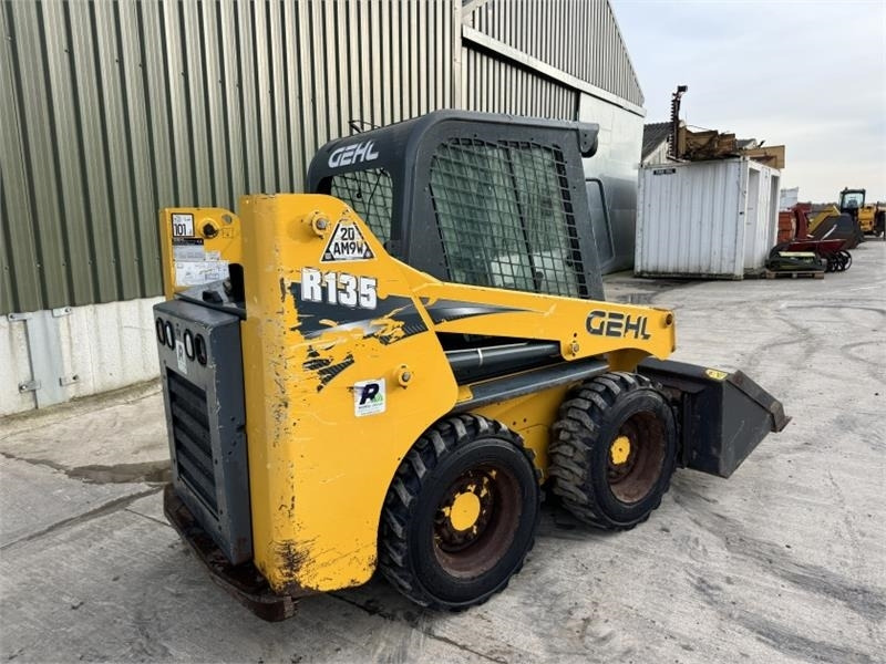 Gehl R135 Skid Steer - Liukuohjattu kuormaaja: kuva Gehl R135 Skid Steer - Liukuohjattu kuormaaja Gehl R135 Skid Steer - Liukuohjattu kuormaaja: kuva Gehl R135 Skid Steer - Liukuohjattu kuormaaja