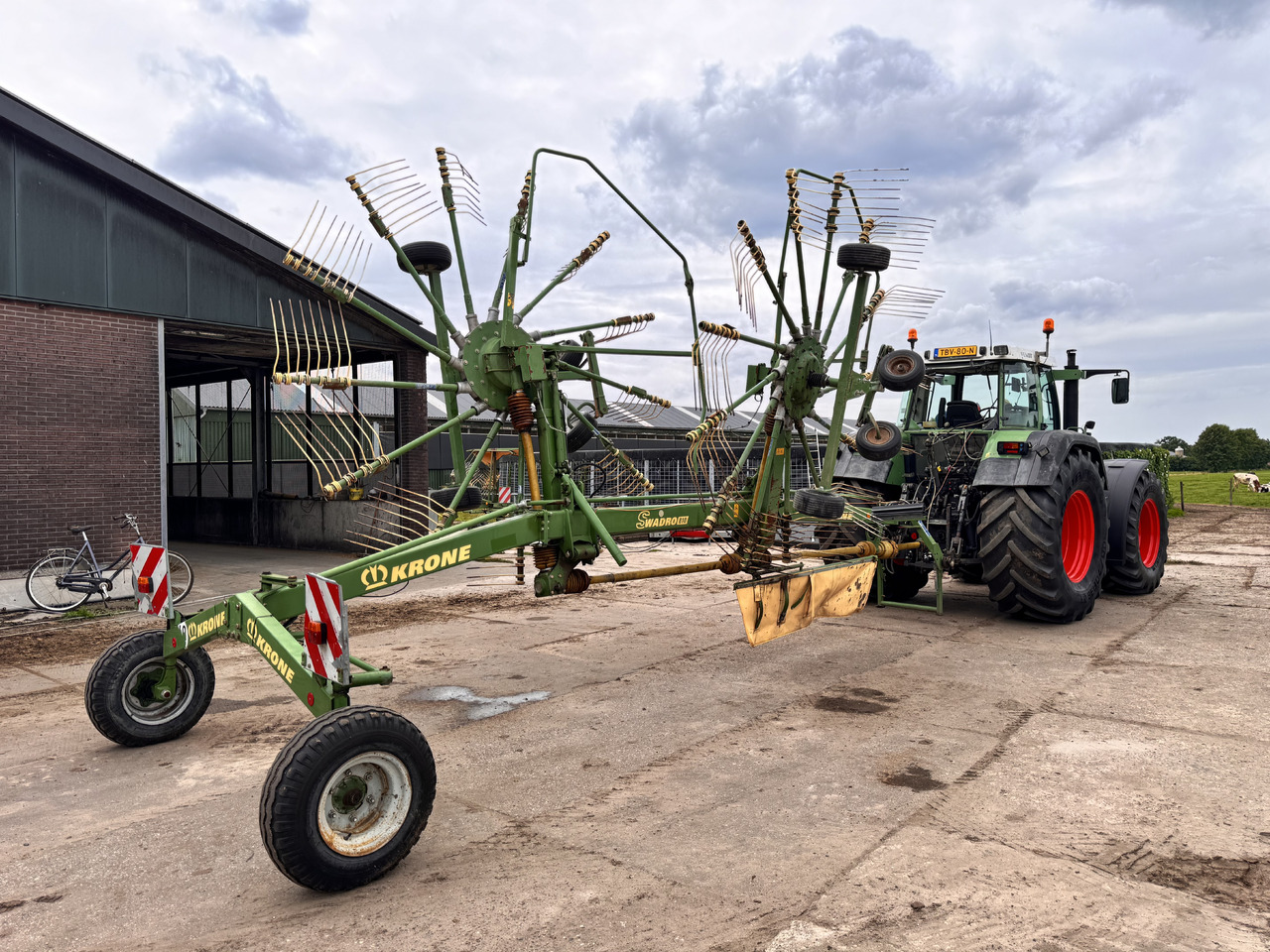 KRONE Swadro 810 - Pöyhin: kuva KRONE Swadro 810 - Pöyhin KRONE Swadro 810 - Pöyhin: kuva KRONE Swadro 810 - Pöyhin