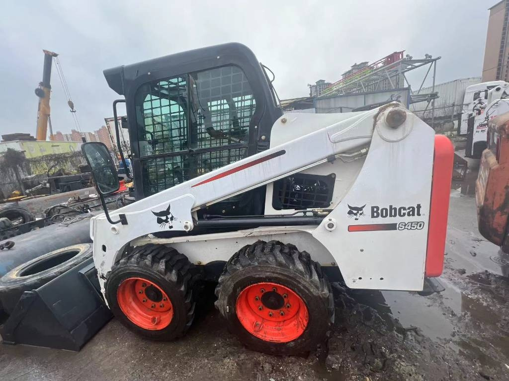 Bobcat S 450 - Liukuohjattu kuormaaja: kuva Bobcat S 450 - Liukuohjattu kuormaaja Bobcat S 450 - Liukuohjattu kuormaaja: kuva Bobcat S 450 - Liukuohjattu kuormaaja