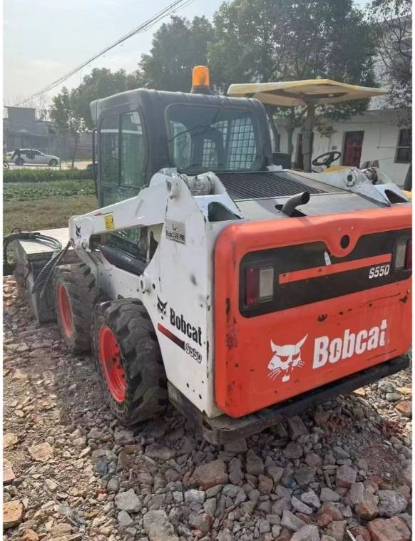Bobcat S550 - Liukuohjattu kuormaaja: kuva Bobcat S550 - Liukuohjattu kuormaaja Bobcat S550 - Liukuohjattu kuormaaja: kuva Bobcat S550 - Liukuohjattu kuormaaja